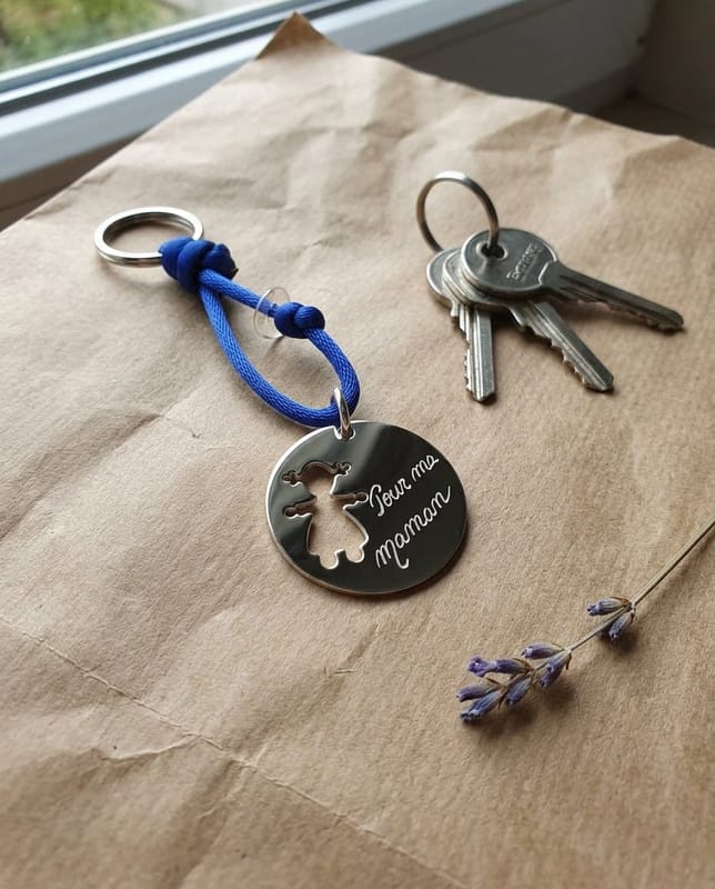 Porte clé médaille ronde personnage fille ou garçon