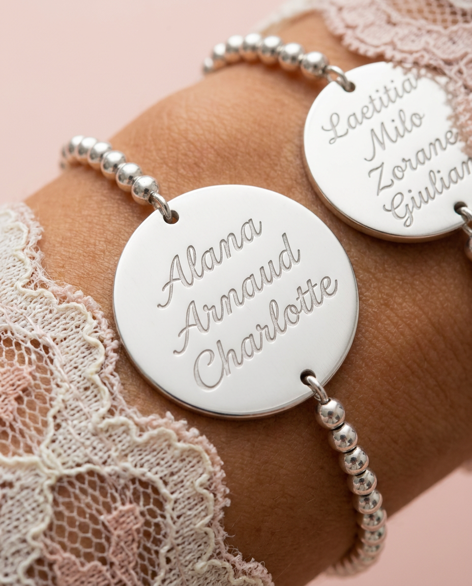Bracelet personnalisé gravé d'empreintes de pattes et d'un prénom