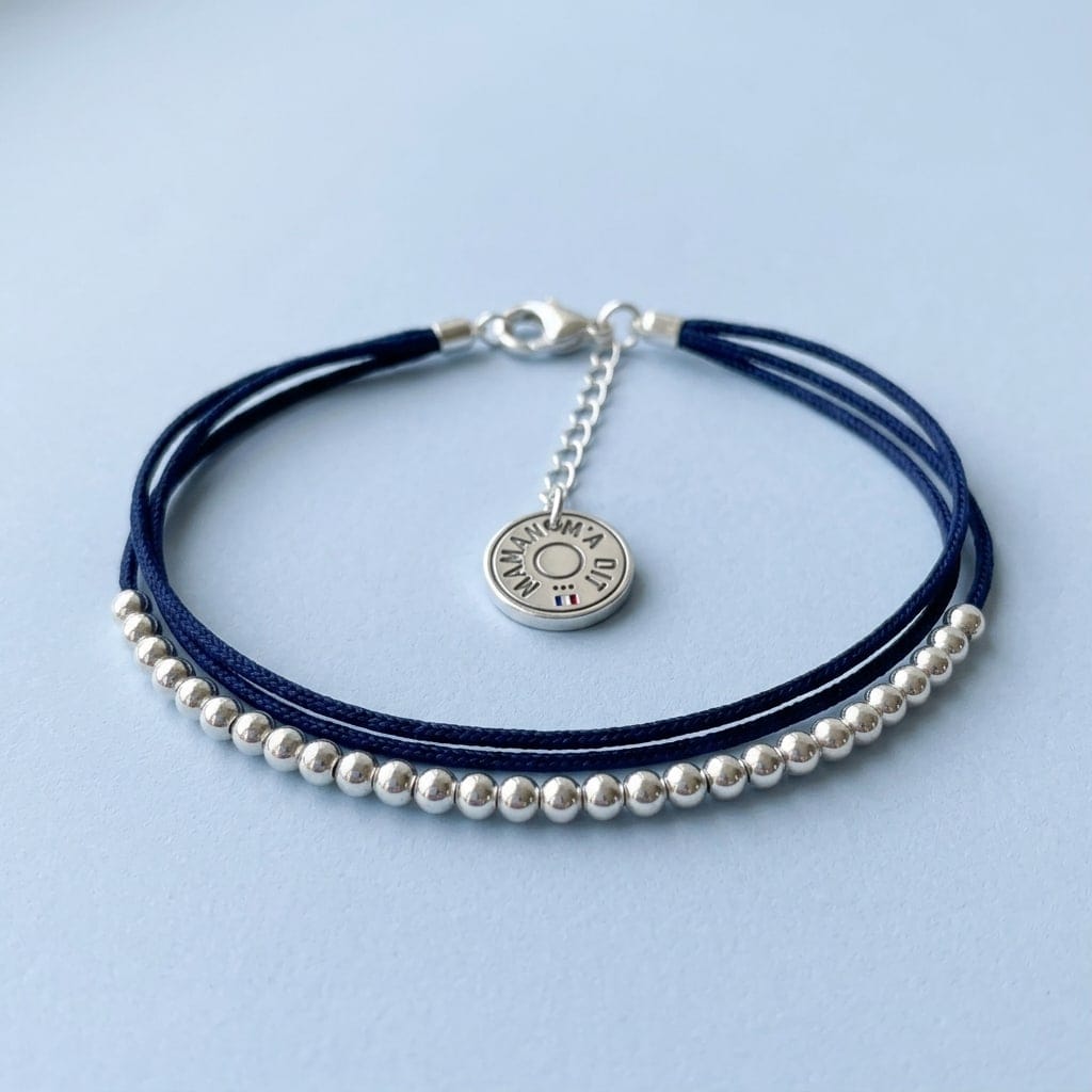 Bracelet cordon bleu marine et perles, médaille Maman m'a dit