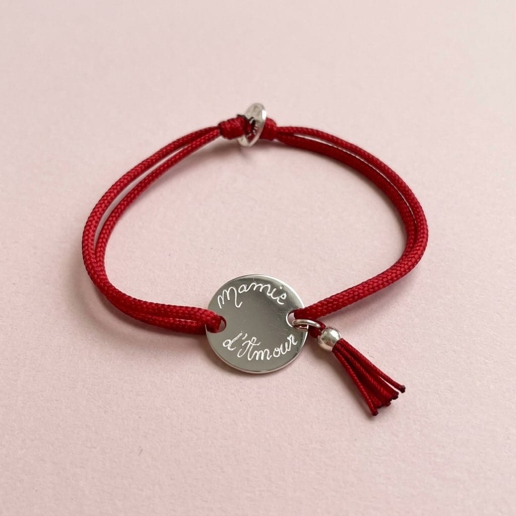 Bracelet cordon rouge posé dans son écrin